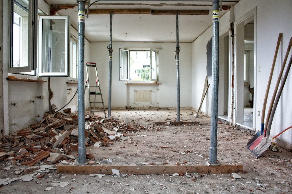 Acquéreurs préparant un achat immobilier ancien avec travaux et PTZ