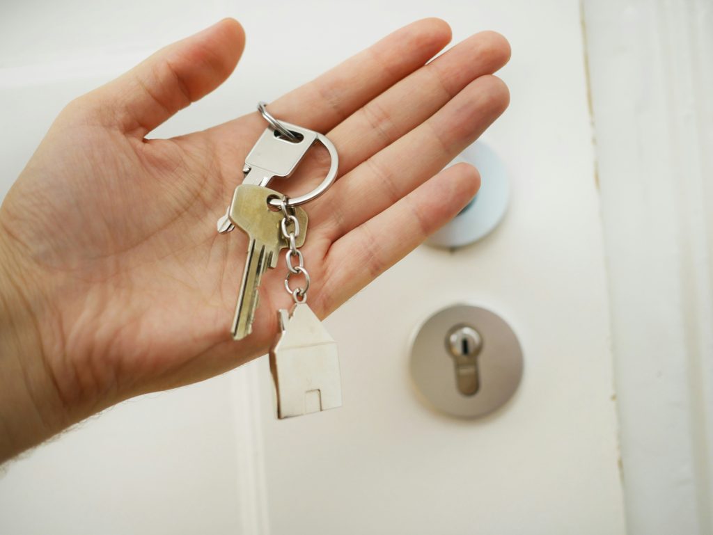 Couple préparant un achat immobilier avec un prêt Action Logement