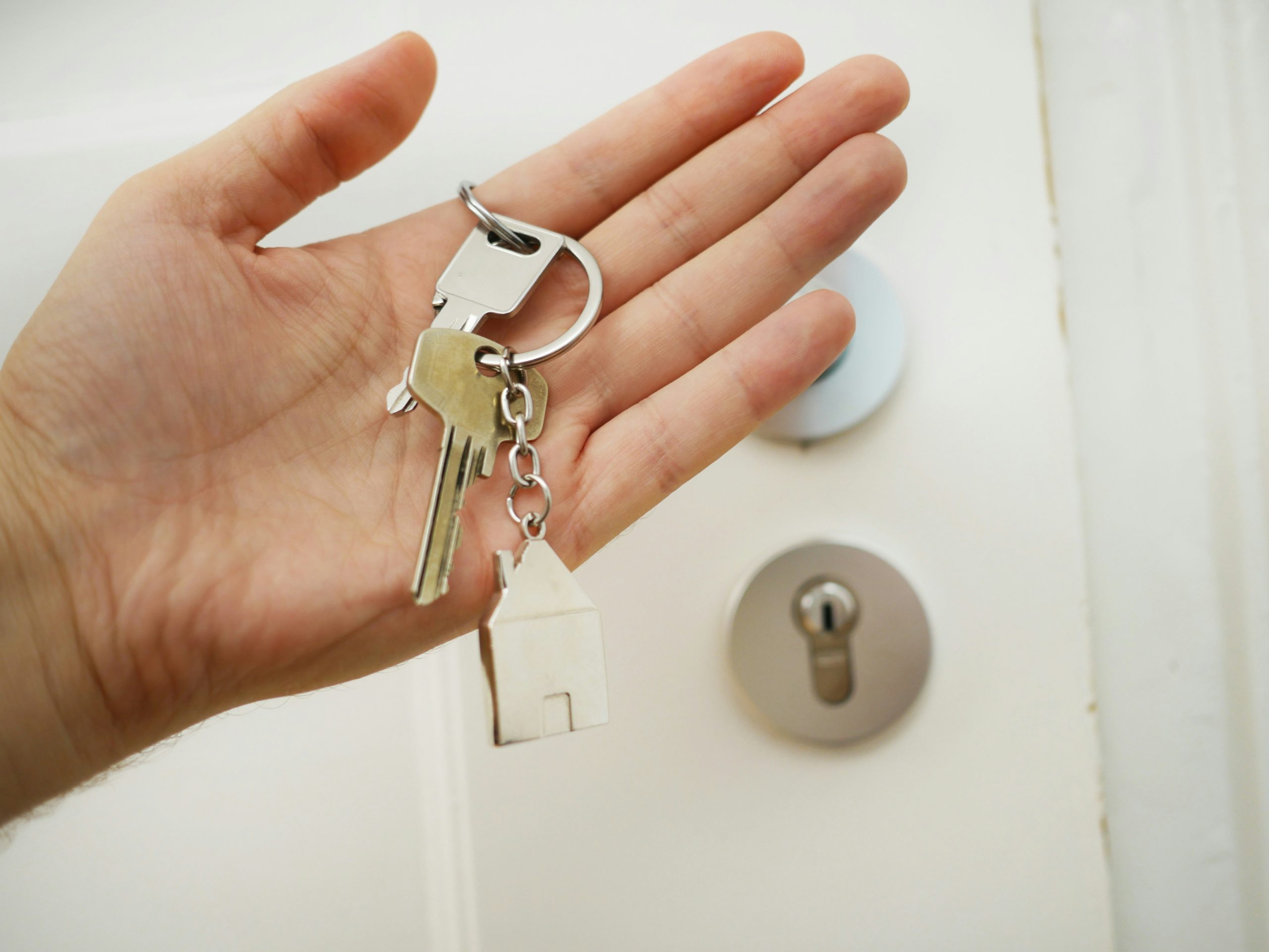 Couple préparant un achat immobilier avec un prêt Action Logement